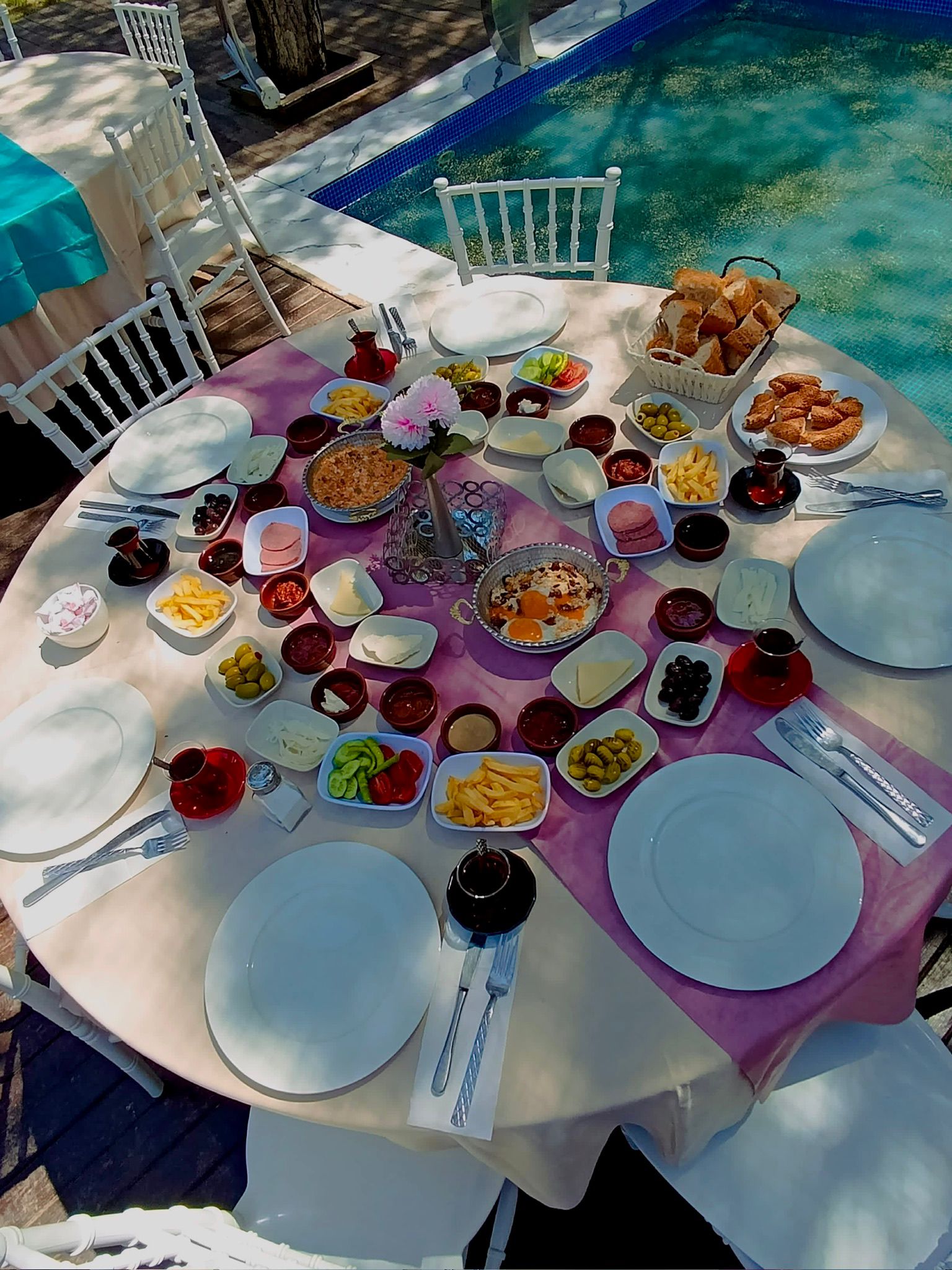 Havuz Başı Kahvaltı